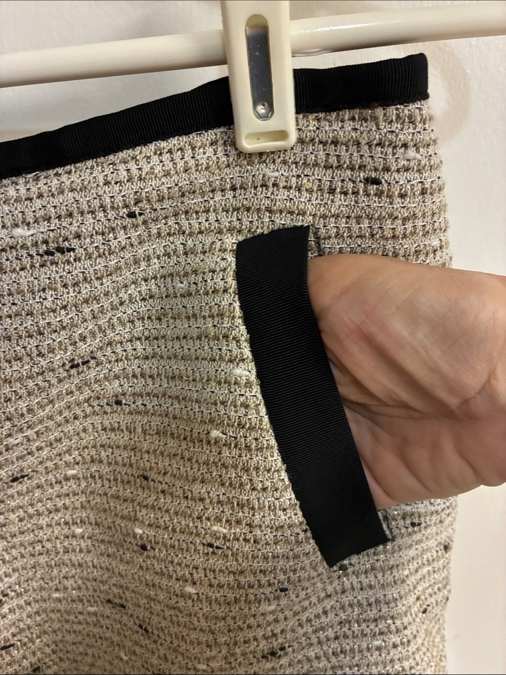 Banana Republic Beige Tweed Mini Skirt with Black Trim Sz 6 - Picture 2 of 10